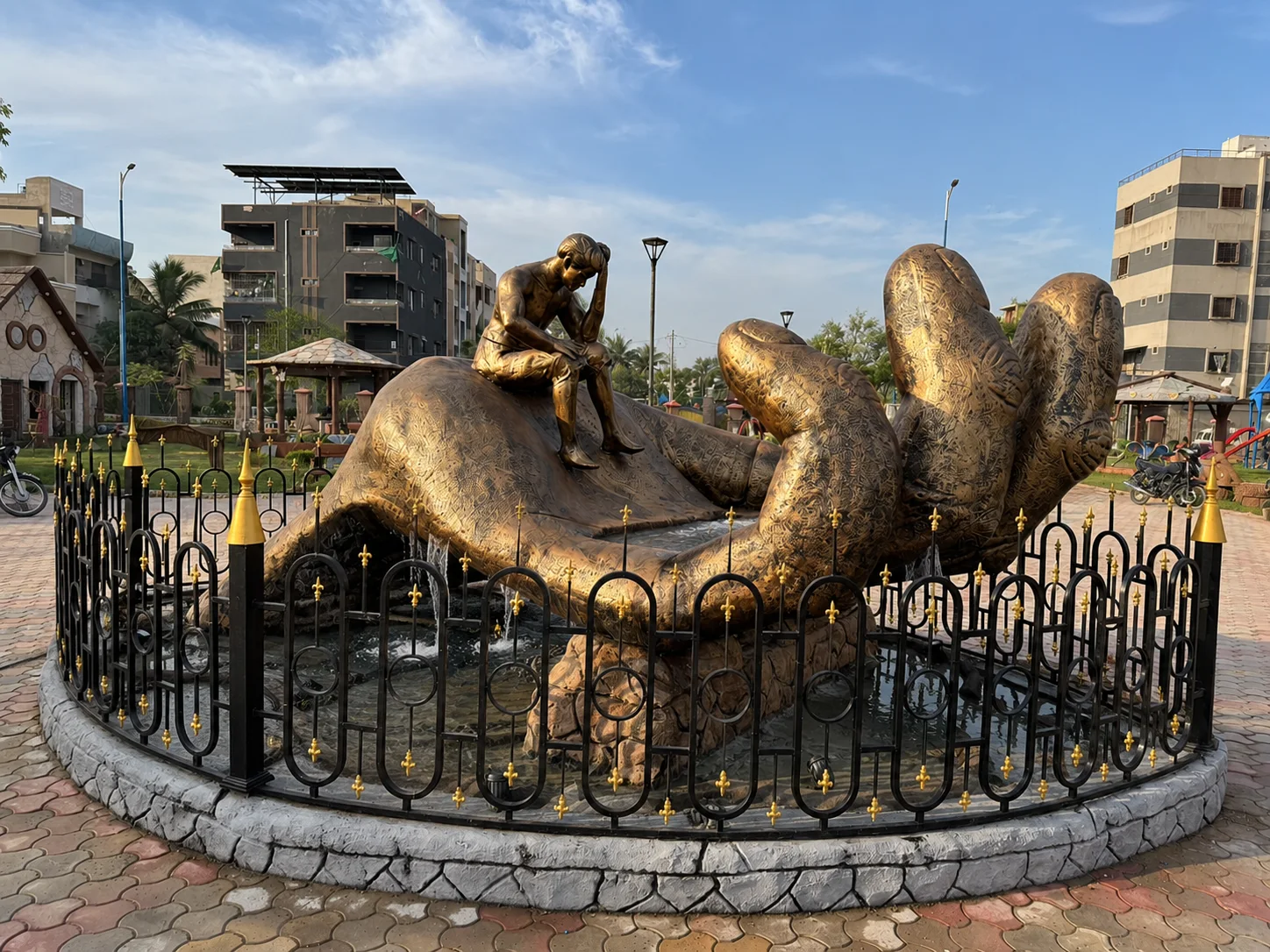 Sculpture at the centre. Landscape Design & Gardening from the Mock Rock Gardening portfolio.